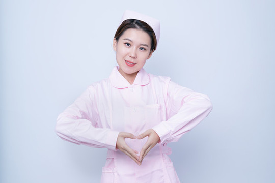 做愛心手勢(shì)的年輕女護(hù)士肖像