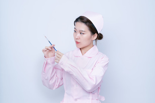 手持注射器的女性醫(yī)護(hù)人員形象