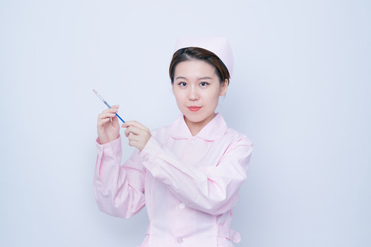 手持注射器的女性醫(yī)護(hù)人員形象