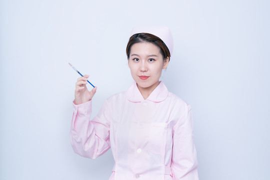 手持注射器的女護(hù)士形象