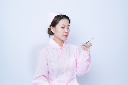 手持注射器的女護(hù)士形象