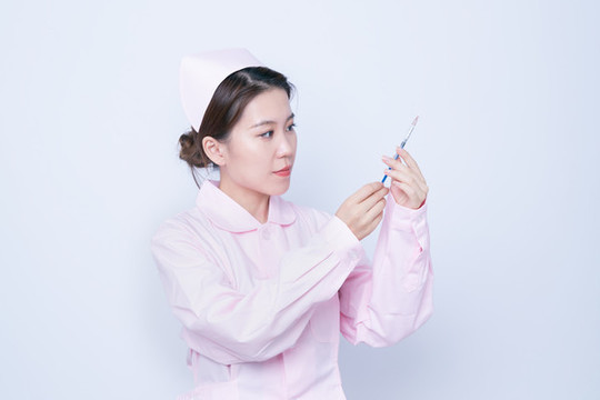 手持注射器的女護(hù)士形象