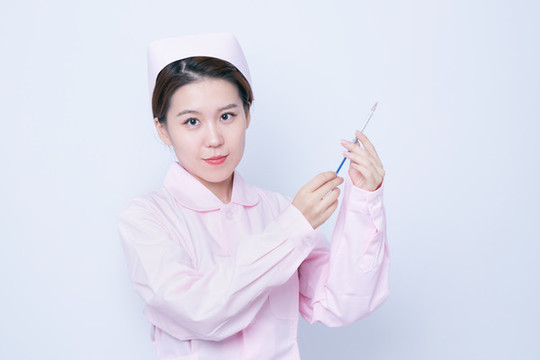 手持注射器的女護(hù)士形象