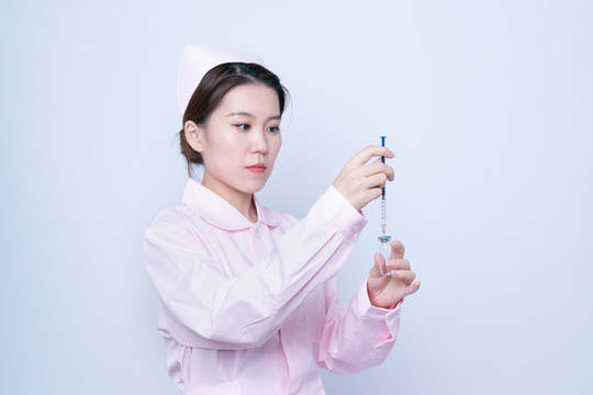 手持注射器的女醫(yī)護人員