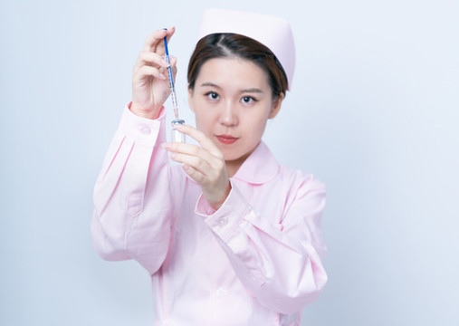 手持注射器的女護(hù)士醫(yī)護(hù)形象