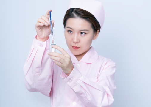 手持注射器的女護(hù)士形象