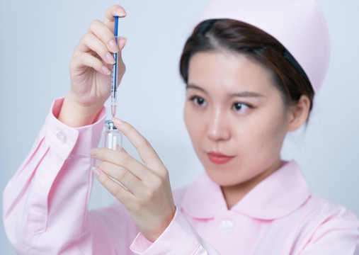 手持注射器的醫(yī)護(hù)人員形象