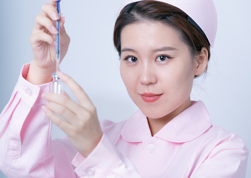手持注射器的醫(yī)護(hù)人員形象