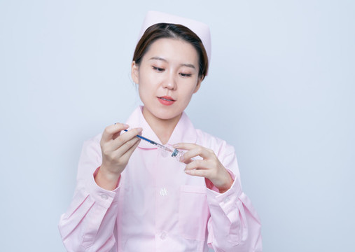 手持注射器的醫(yī)護(hù)人員形象