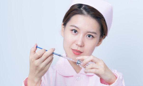 醫(yī)護人員手持注射器的特寫
