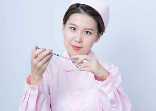 醫(yī)護(hù)人員手持注射器的特寫(xiě)