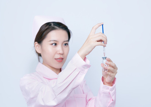 醫(yī)護(hù)人員手持注射器