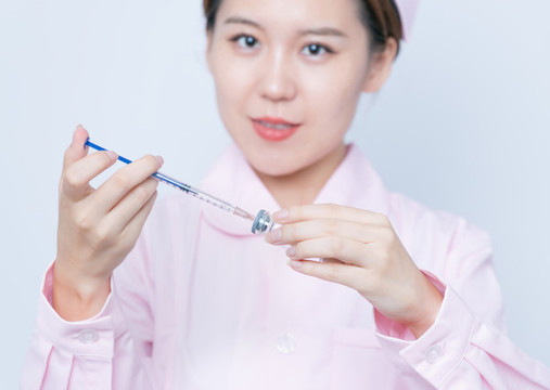 手持注射器的醫(yī)護人員