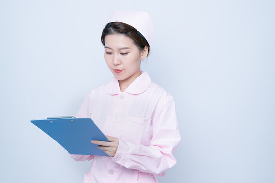 拿著文件夾記錄的醫(yī)護(hù)人員