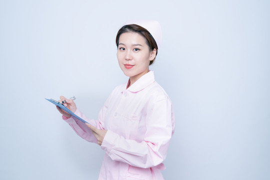 手持病歷夾的女護(hù)士