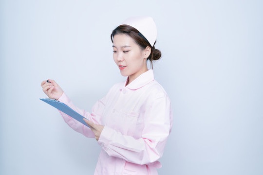 手持病歷夾的女護(hù)士形象