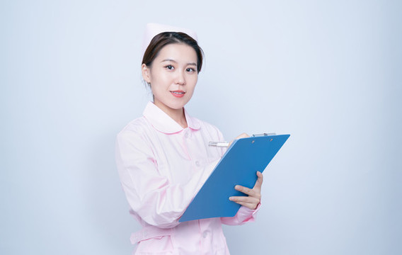 手持病歷夾的女護士