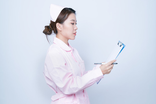 手持病歷夾的女護(hù)士形象
