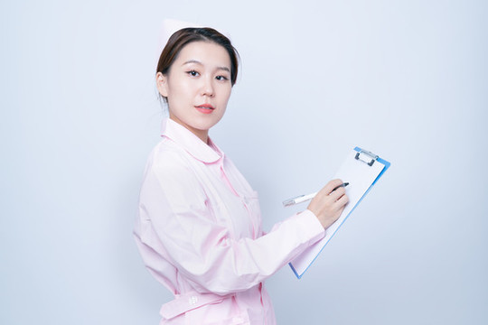 醫(yī)護(hù)人員手持文件夾