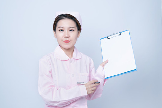 手持病歷本展示的女護(hù)士