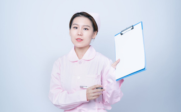 手持病歷本展示的女護(hù)士形象