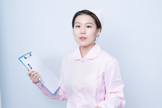 手持病歷夾的女護(hù)士