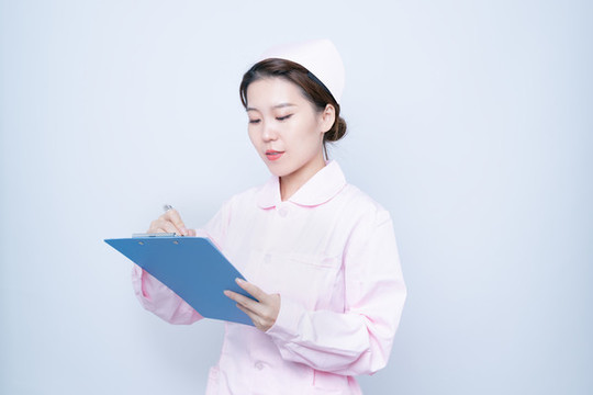 手持文件夾的女護(hù)士