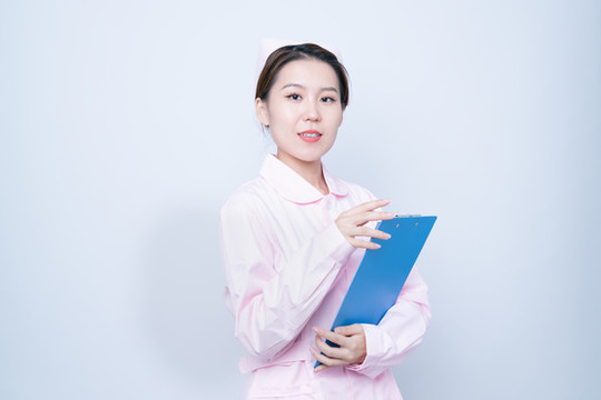 手持病歷夾的女護(hù)士形象