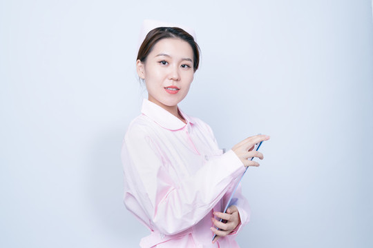 手持病歷夾的女護(hù)士形象
