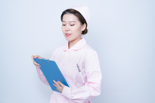 手持病歷夾的女護(hù)士形象