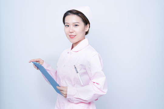 手持病歷夾的女護(hù)士形象