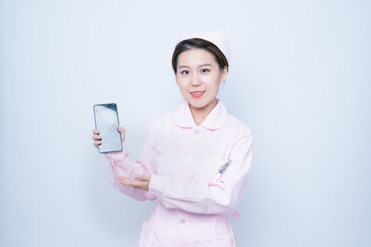 手持手機的女護士形象