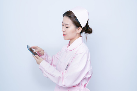 使用手機(jī)的女護(hù)士形象