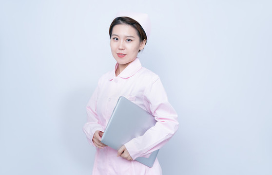 手持筆記本電腦的女性醫(yī)護(hù)形象