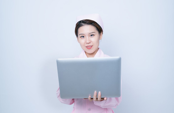 使用筆記本電腦的女醫(yī)護形象