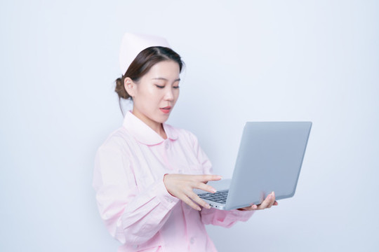 使用筆記本電腦的女醫(yī)護形象