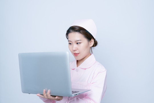 手持電腦工作的女護士