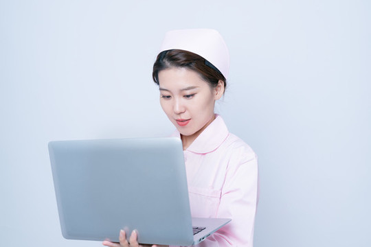 手持電腦工作的女護(hù)士