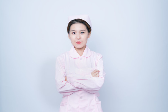 穿粉色護(hù)士裝的年輕女性