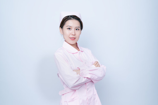 雙手抱胸護(hù)士裝的年輕女性