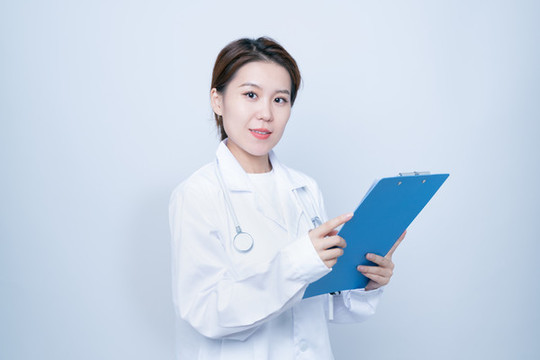 手持文件夾的女醫(yī)生