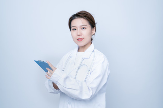 手持文件夾的女醫(yī)生