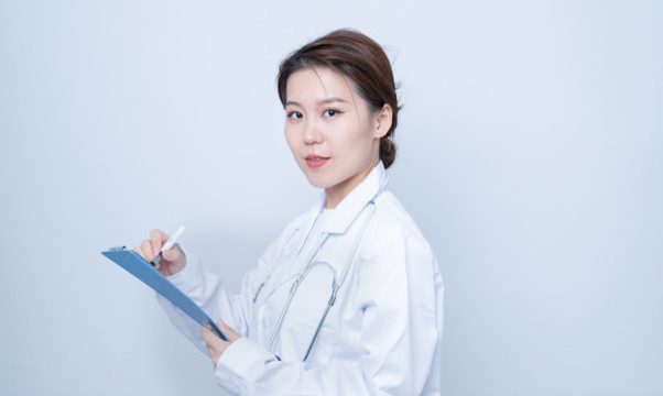 手持文件夾的女醫(yī)生形象