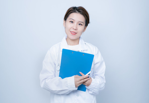 手持文件夾的女醫(yī)生形象