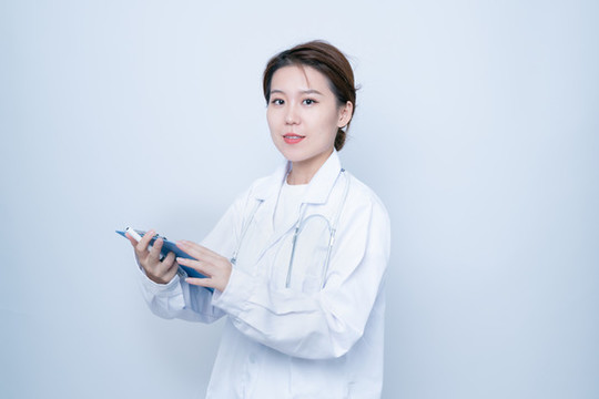手持文件夾女醫(yī)生形象
