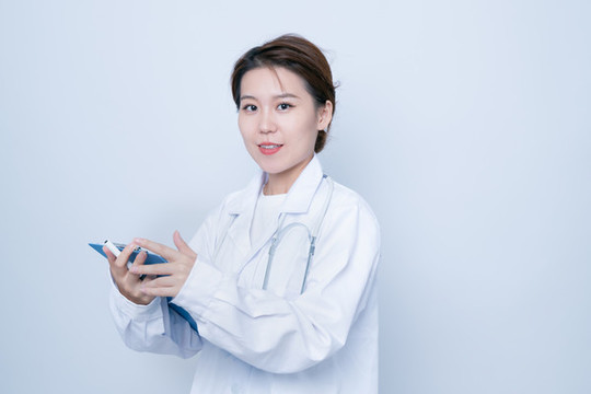 手持文件夾女醫(yī)生形象