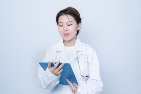 手持文件夾女醫(yī)生形象