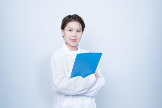 拿著文件夾的女醫(yī)生