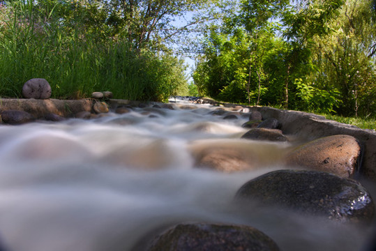 小溪流水