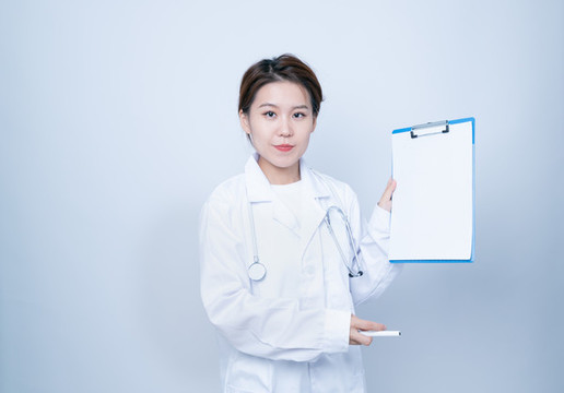 拿著文件夾的女醫(yī)生
